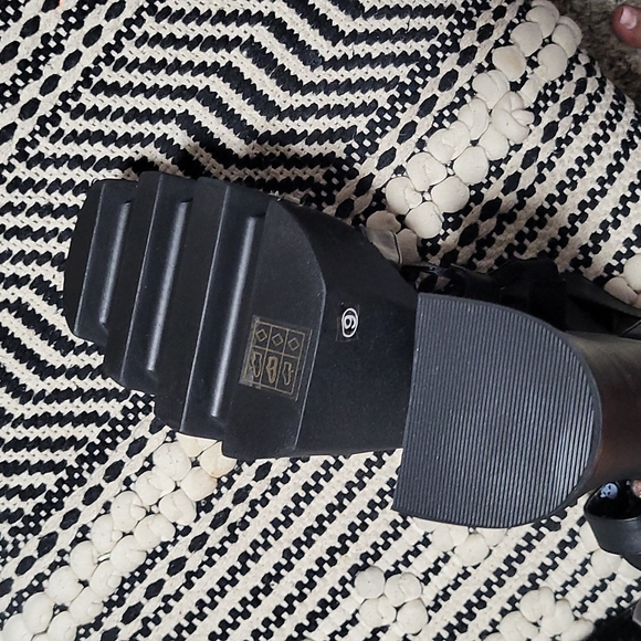 Shoes - Picture 3 of 3